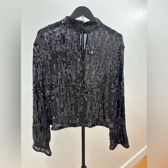 127. H&M black sequined top with a low stand-up collar and long sleeves - Picture 2 of 6